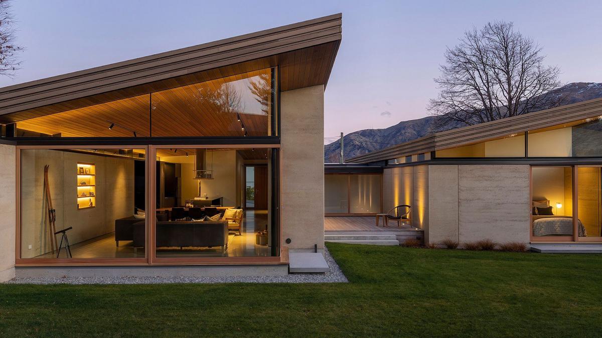 Mẫu nhà không ban công mái lệch phá cách tạo điểm nhấn độc đáo