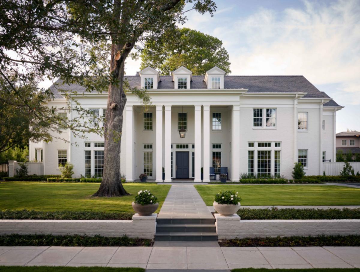 Mẫu nhà không ban công tân cổ điển nổi bật với phào chỉ tinh xảo