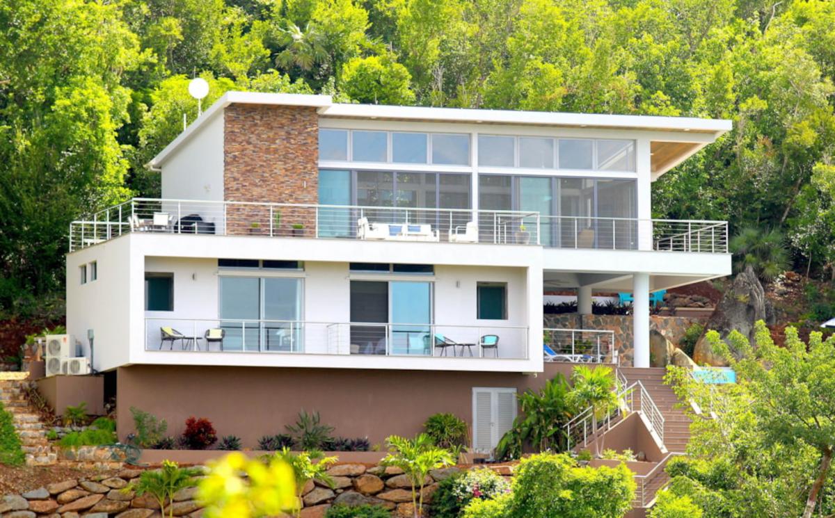 Mẫu nhà kính cường lực mái bằng hài hòa với cảnh quan xung quanh