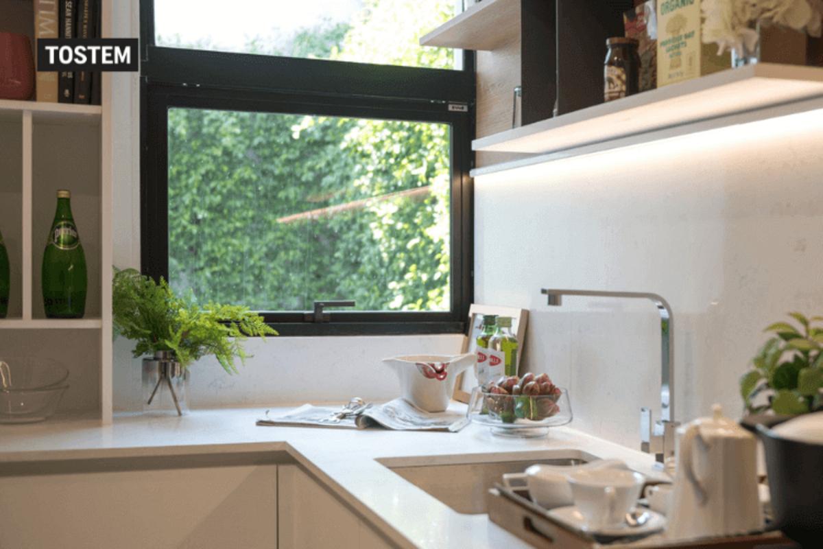Mẫu phòng bếp có cửa sổ mở hất TOSTEM lấy sáng và hạn chế mưa