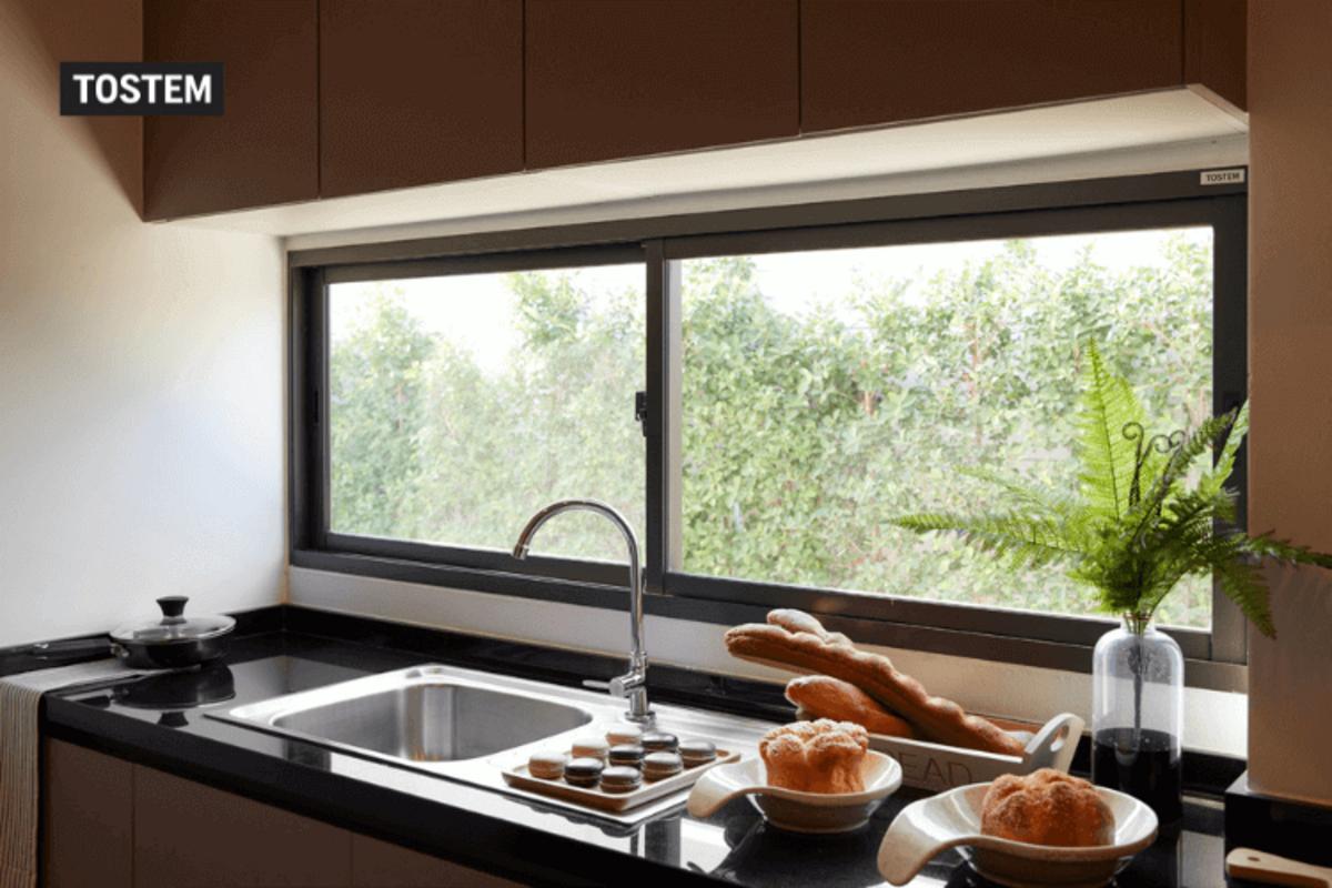 Mẫu phòng bếp có cửa sổ TOSTEM lùa hiện đại và tiện nghi