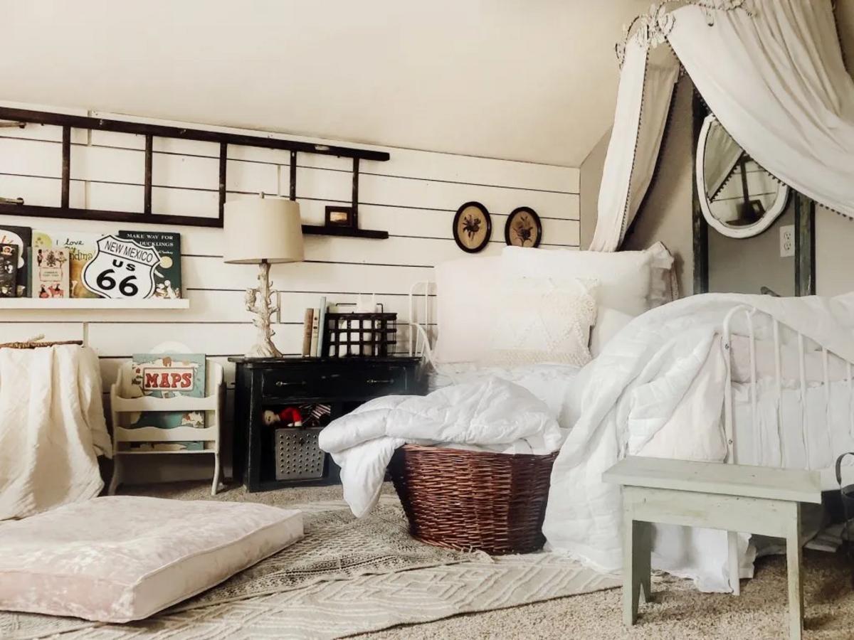 Mẫu phòng ngủ cho bé gái 10 tuổi có góc đọc sách thư giãn trong phòng