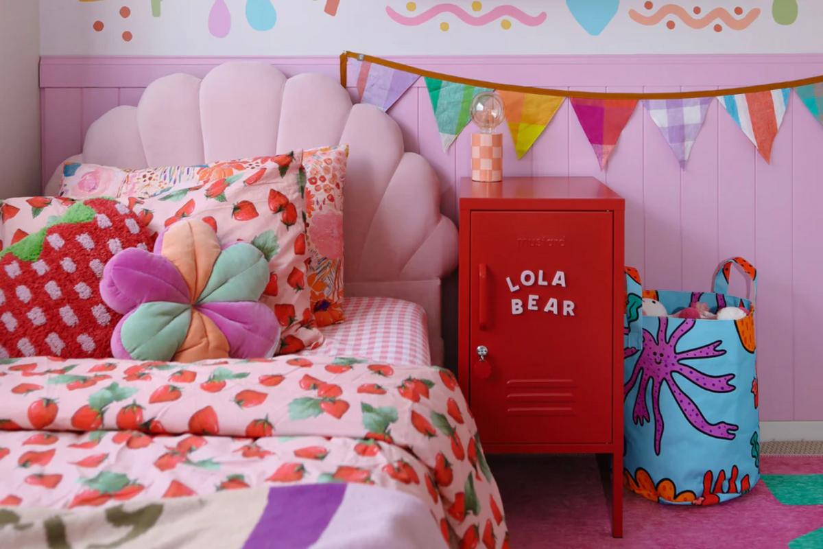 Mẫu phòng ngủ cho bé gái 10 tuổi dùng gam màu đối lập rực rỡ