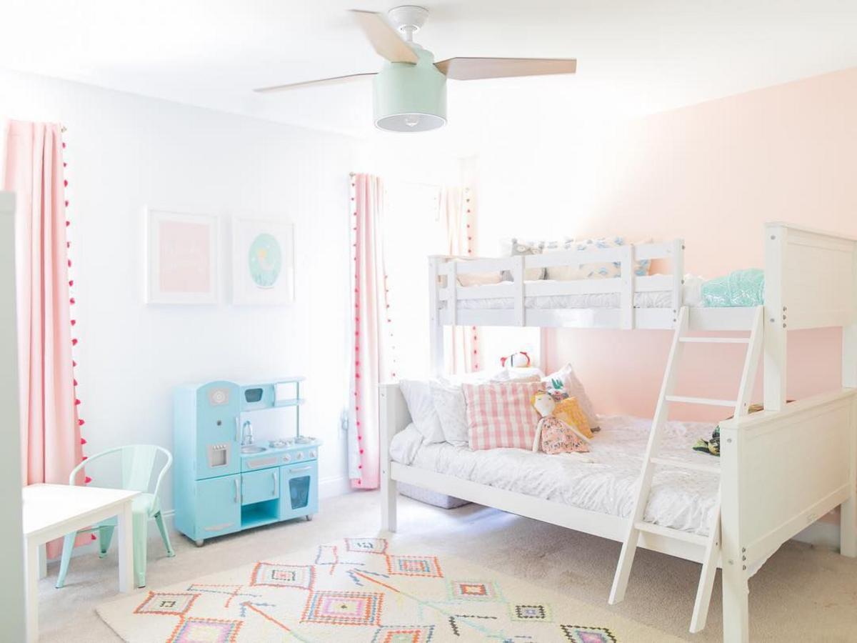 Mẫu phòng ngủ cho bé gái 10 tuổi dùng giường tầng tiết kiệm không gian