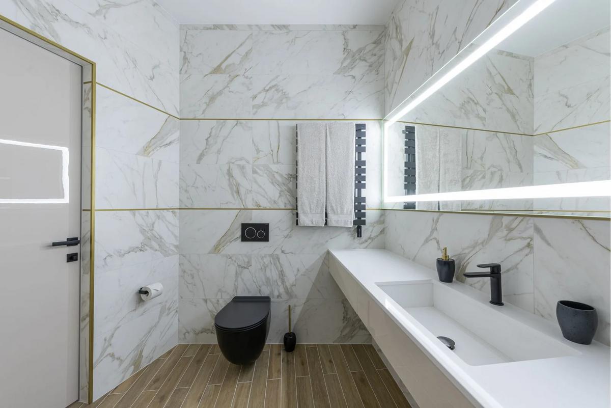 Mẫu phòng tắm 10m² tối giản với đá marble trắng và đèn LED