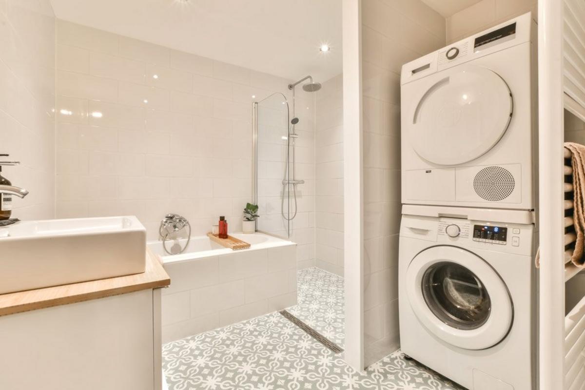 Mẫu phòng tắm đa năng dưới 8m² với gạch mosaic và máy giặt