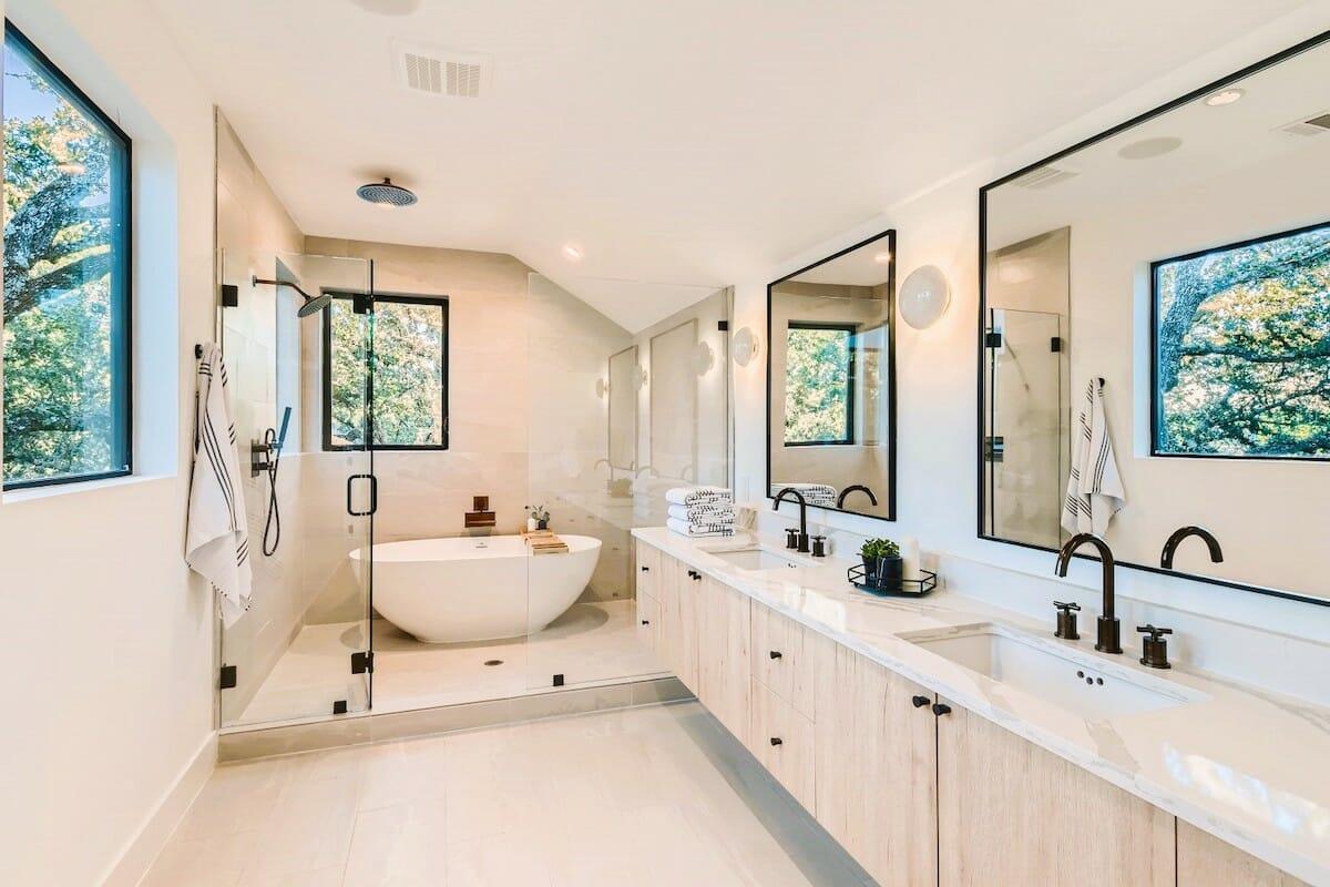 Mẫu phòng tắm đẹp sáng sủa với cửa sổ lớn và bồn oval trắng