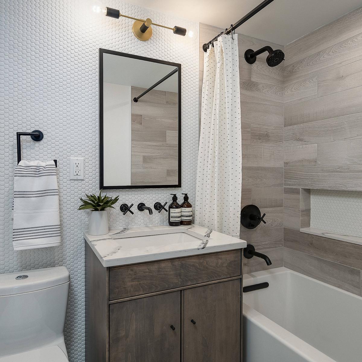 Mẫu phòng tắm đẹp với gạch mosaic trắng và phụ kiện đen