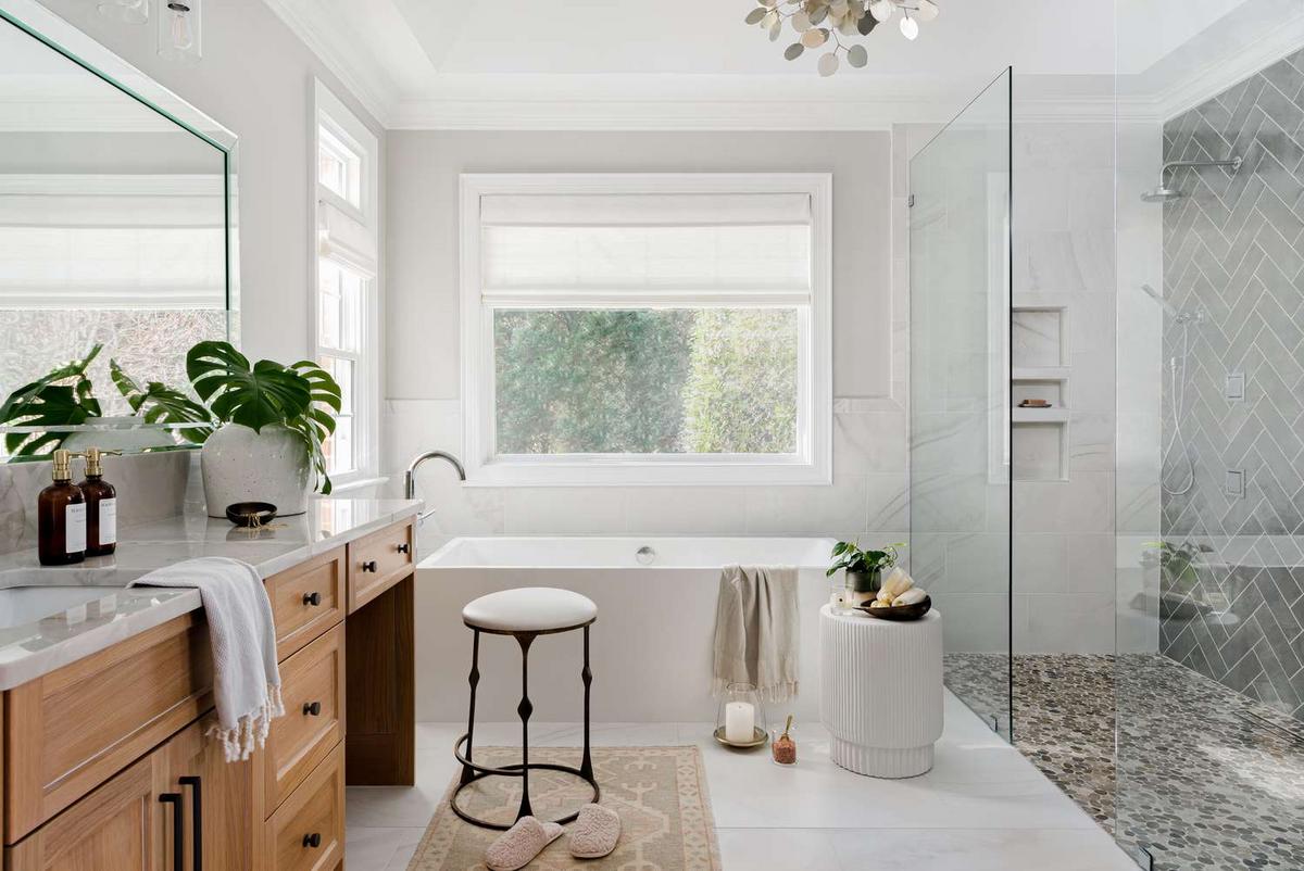 Mẫu phòng tắm đẹp với gỗ ấm, lavabo đôi và gạch herringbone