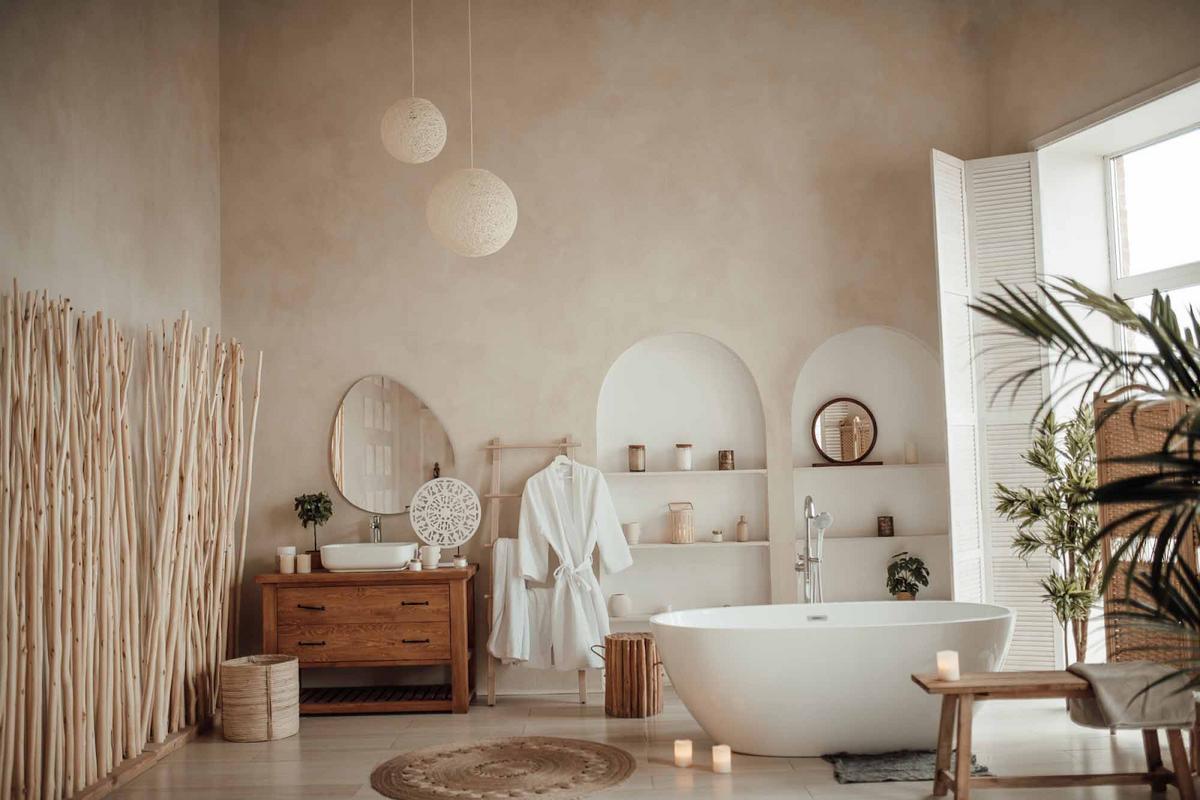 Mẫu phòng tắm Japandi Bohemian với gỗ, cây xanh và đồ thủ công