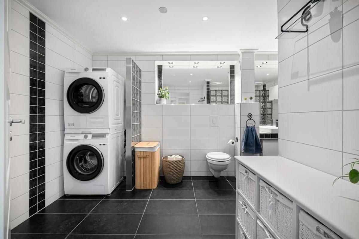 Mẫu phòng tắm nhỏ 7–8m² trắng tối giản, rộng rãi và sạch sẽ