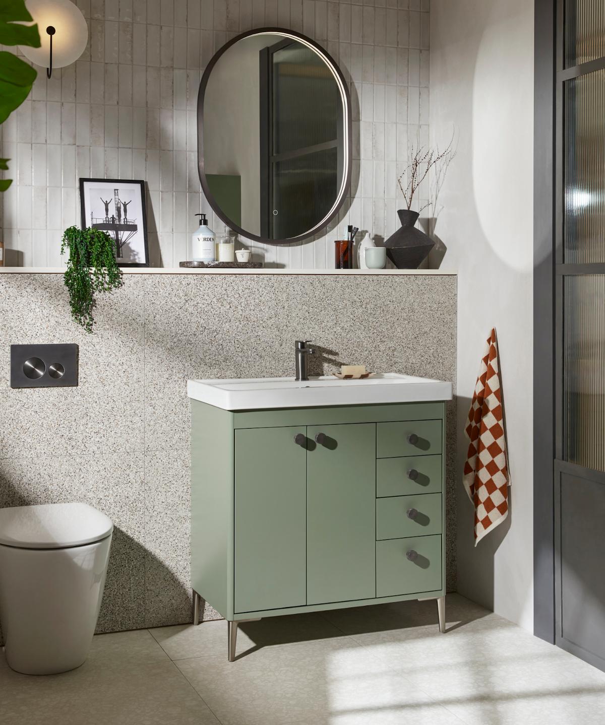 Mẫu phòng tắm Scandinavian với tủ xanh pastel và gạch terrazzo