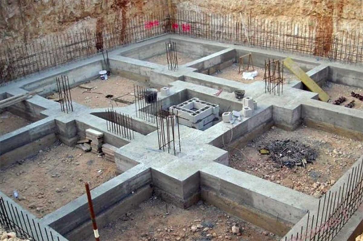 Móng băng nhà 2 tầng thường dùng bê tông cốt thép để đảm bảo chắc chắn.