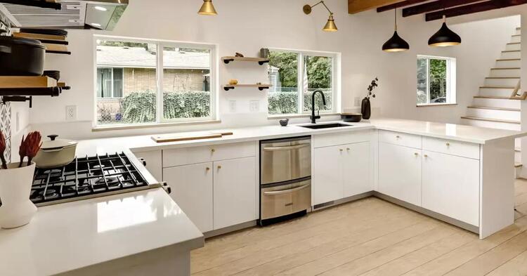 Căn bếp chữ U hiện đại được nhiều người yêu thích bởi sự khép kín và tiện lợi