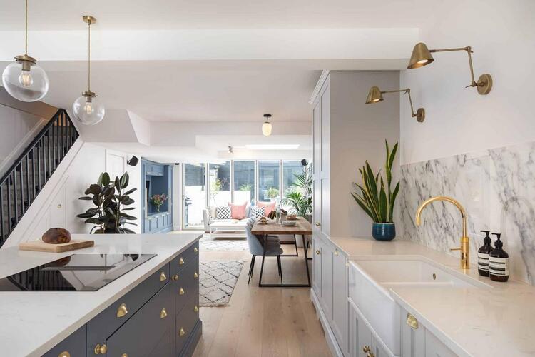 Mẫu nhà bếp đẹp phong cách Scandinavian kết hợp phụ kiện mạ vàng ấn tượng