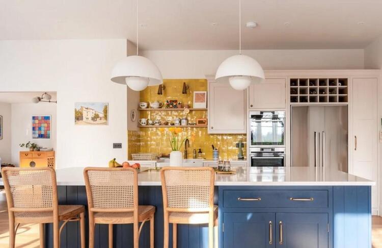 Nhà bếp đẹp hiện đại có đảo bếp kết hợp tủ bếp tiện dụng