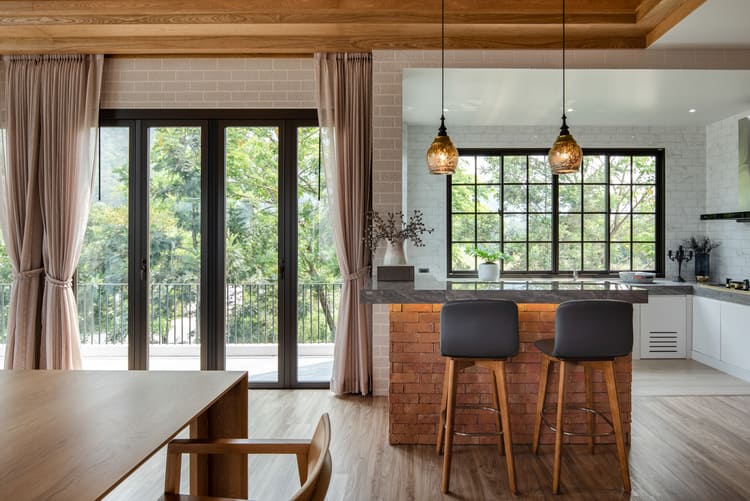 Thiết kế nhà bếp rộng rãi, thoáng mát với cửa nhôm xếp trượt 4 cánh TOSTEM 