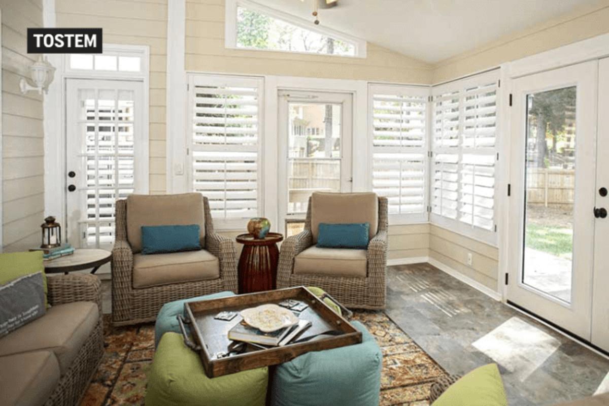 Simple living room louvre window design with ventilation