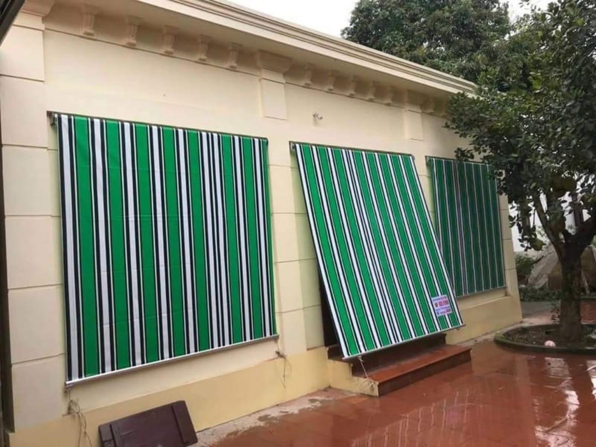 Tấm chắn mưa là cách chống mưa tạt cửa sổ hữu ích ở vị trí dễ bị mưa gió hắt.