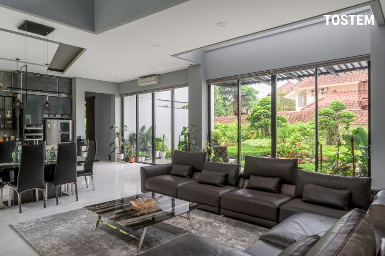 Các khu vực sinh hoạt chung như phòng khách hoặc phòng ăn thường được ưu tiên đặt ở tầng trệt