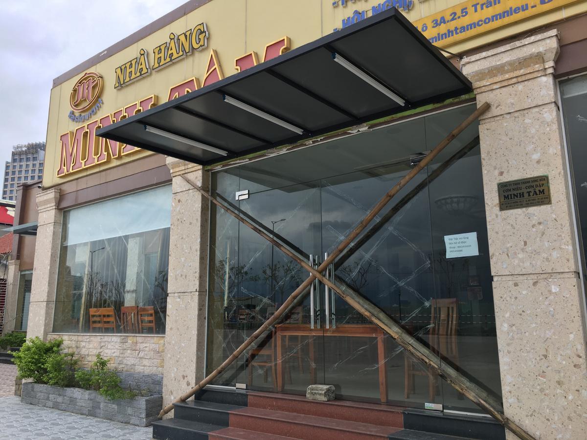 Thanh gỗ, sắt hay kim loại dùng để hãm cửa chống gió, giảm rung lắc và áp lực lên kính