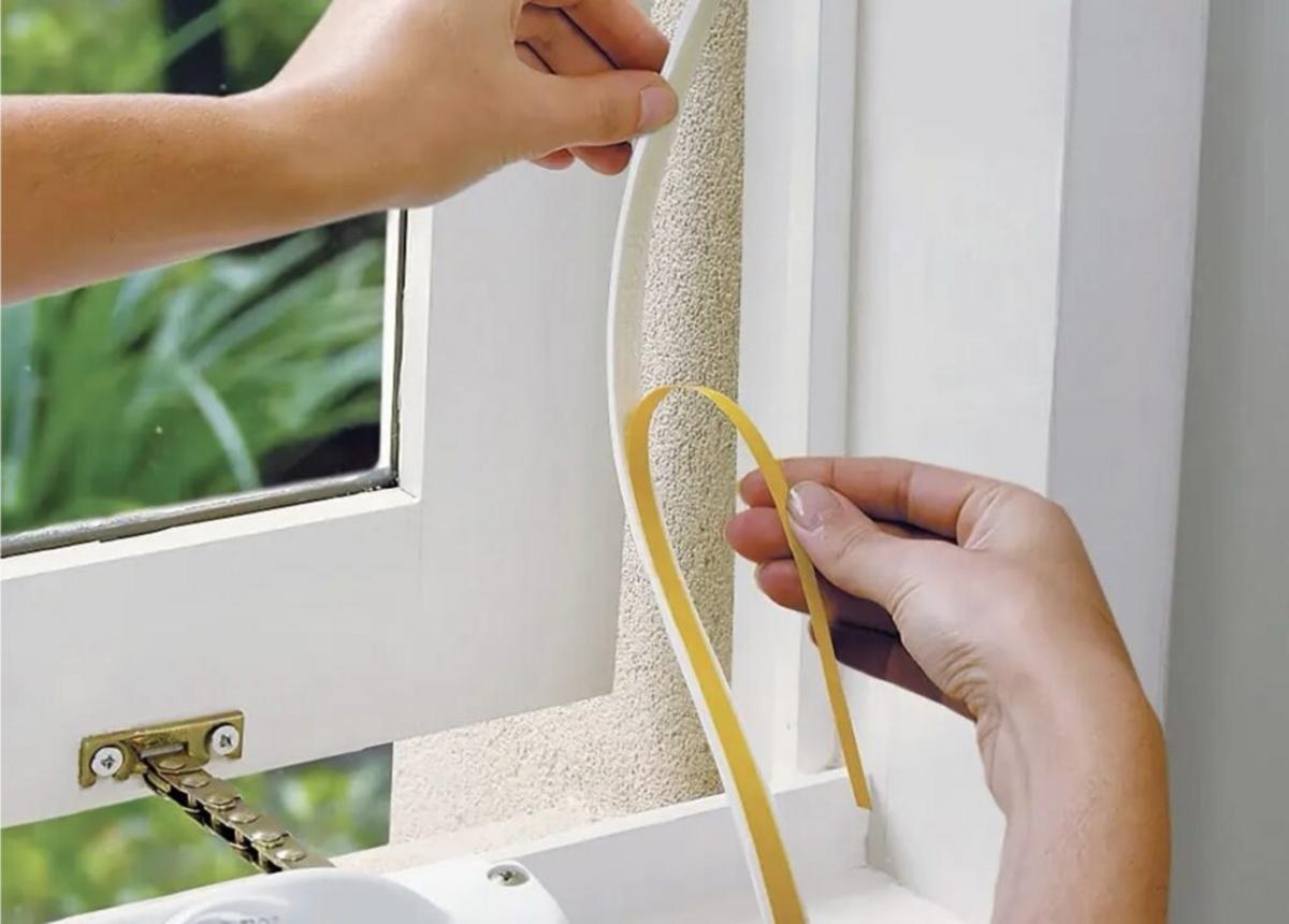 Thay gioăng cao su đã hỏng để tăng độ kín khít và chống thấm cửa nhôm kính.