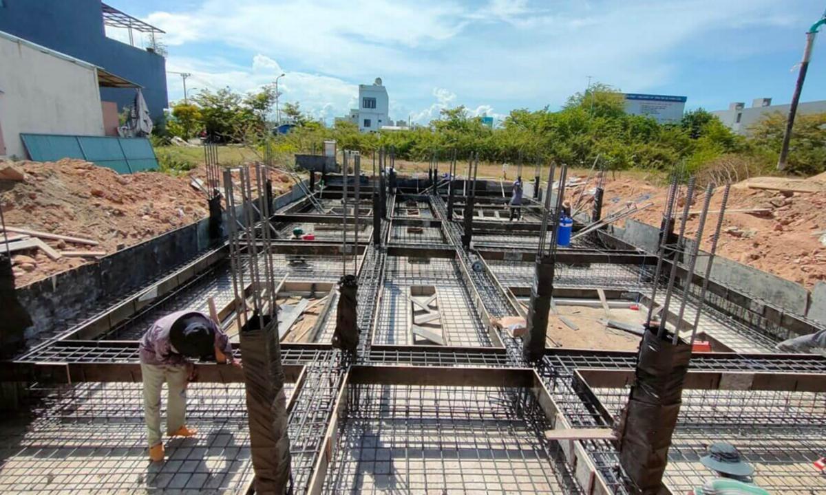 Thi công móng băng phải tuân thủ đúng quy định kỹ thuật và an toàn.