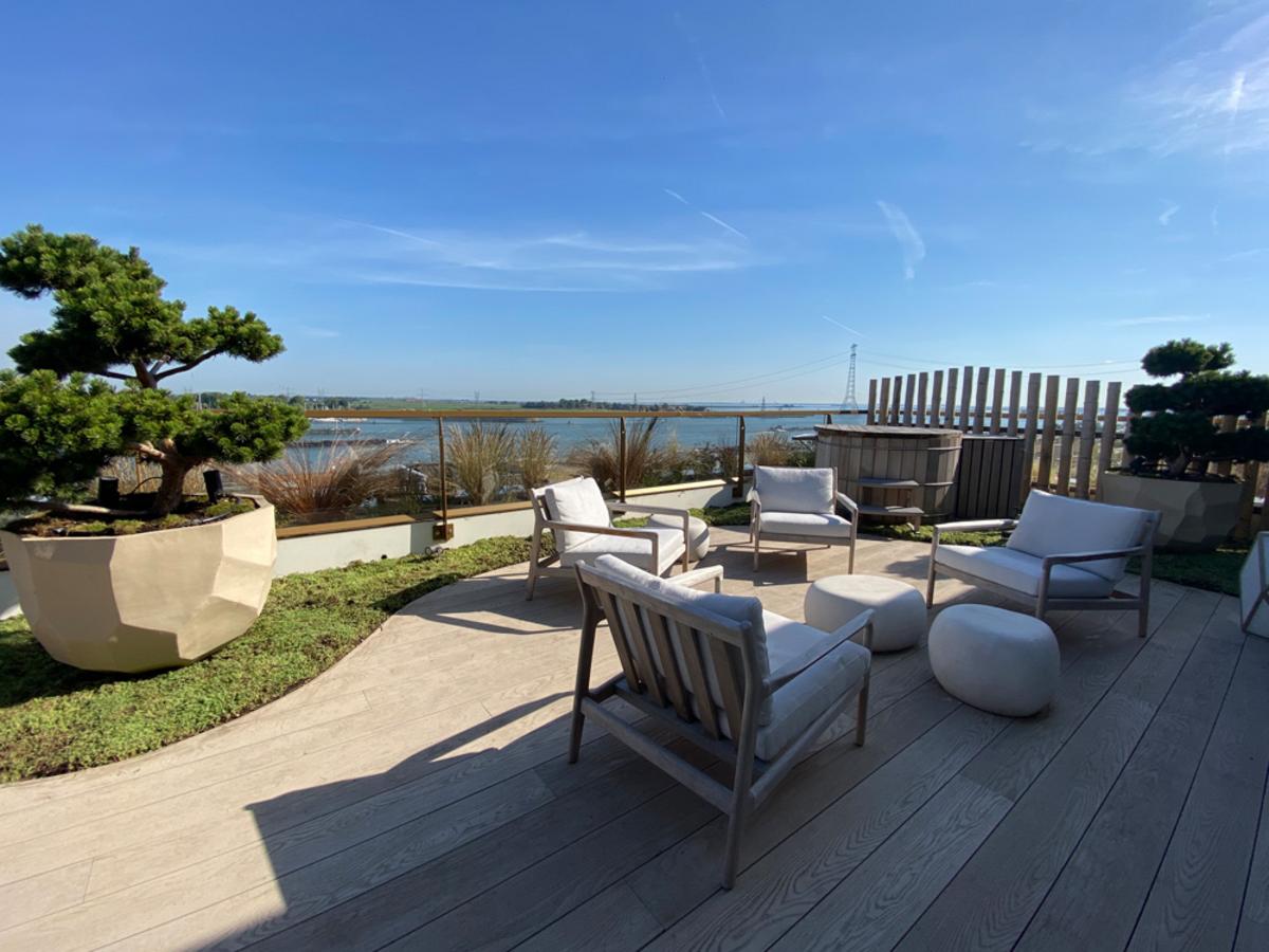 Vật liệu gỗ tự nhiên tạo sự ấm áp cho không gian sân thượng.