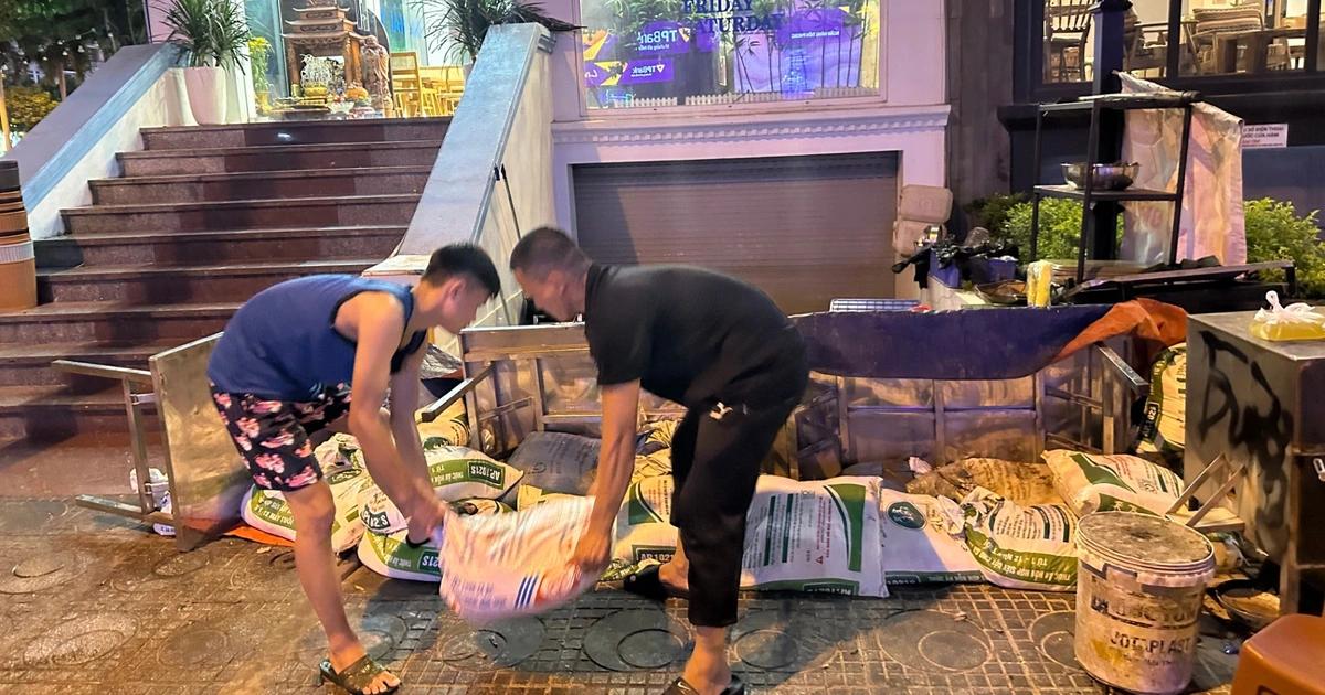 Vật nặng như bao cát, thùng nước hay container hỗ trợ chống gió đập cửa hiệu quả