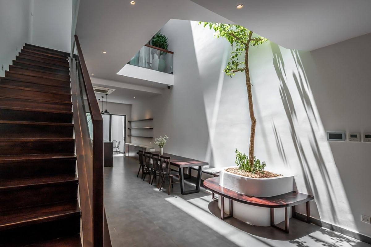 Vị trí giếng trời trung tâm cân bằng năng lượng trong thiết kế tối giản.