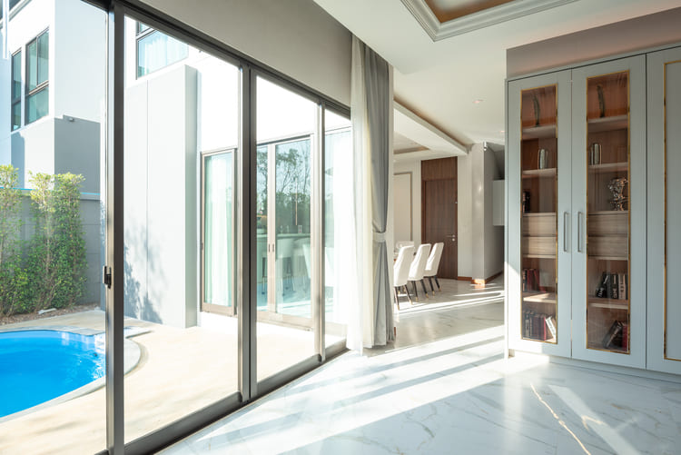 Cửa nhôm kính biệt thự cho phép tận hưởng ánh nắng tự nhiên và cảnh đẹp bên ngoài