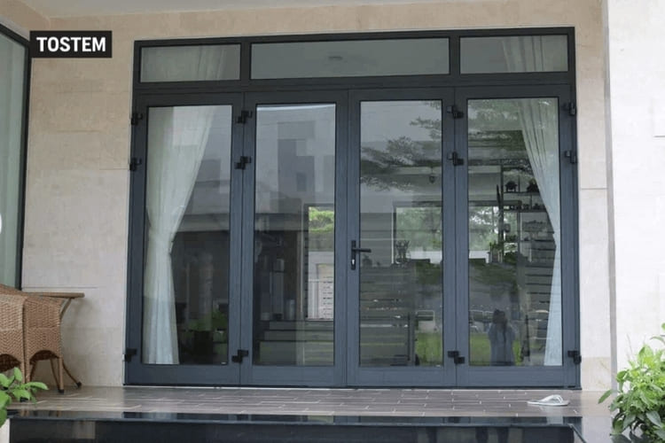 Cửa nhà biệt thự đẹp thiết kế mở quay 4 cánh nhôm kính sang trọng cho mặt tiền biệt thự