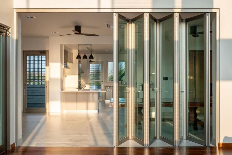 Cửa biệt thự xếp trượt gọn gàng, đón ánh sáng tự nhiên