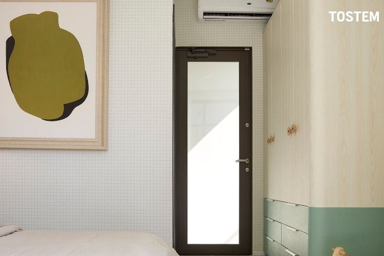 Kích thước cửa phòng ngủ nhôm kính cân đối, chuẩn phong thủy