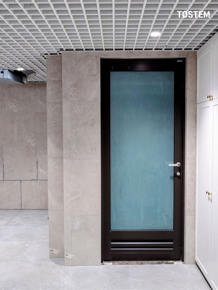Kích thước cửa thông phòng nhà vệ sinh thường nhỏ hơn những khu vực khác