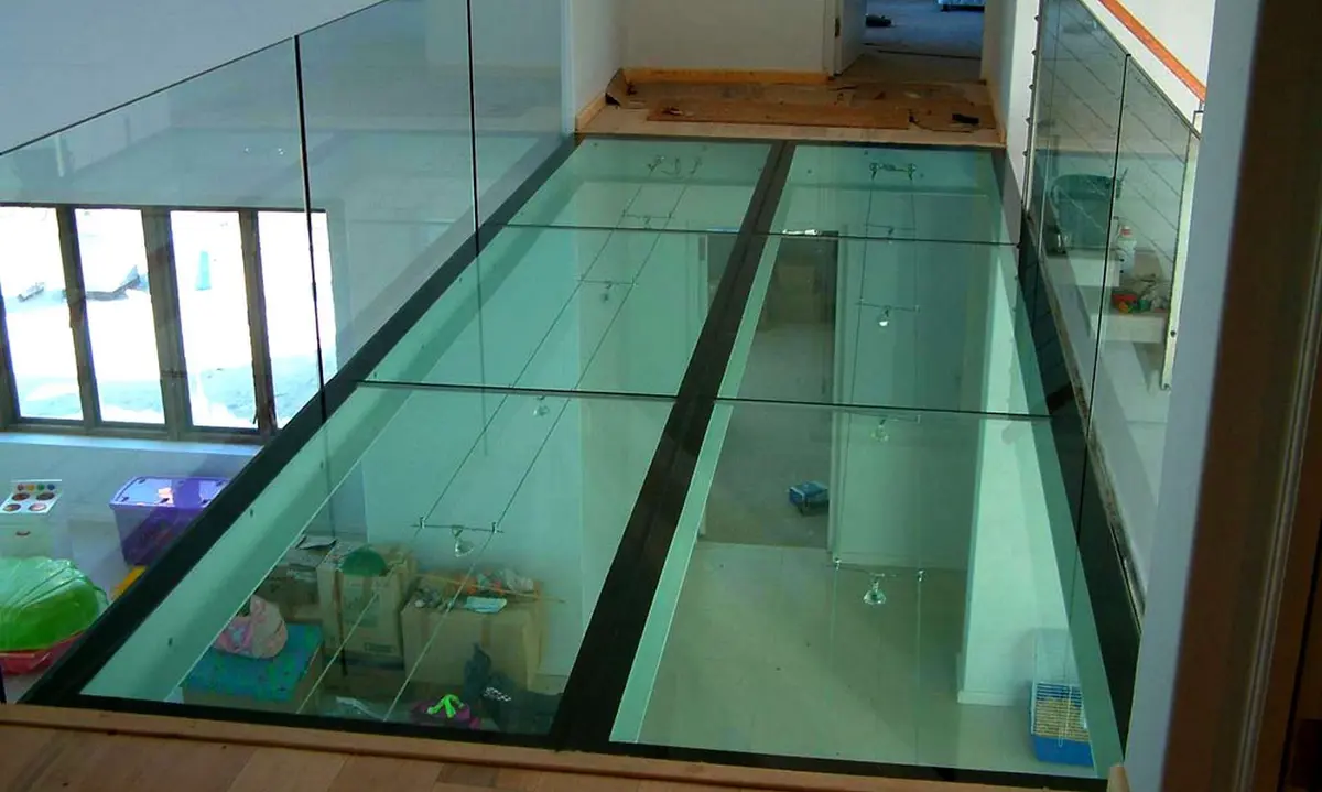 Kính cường lực 2 lớp trong ứng dụng làm sàn nhà