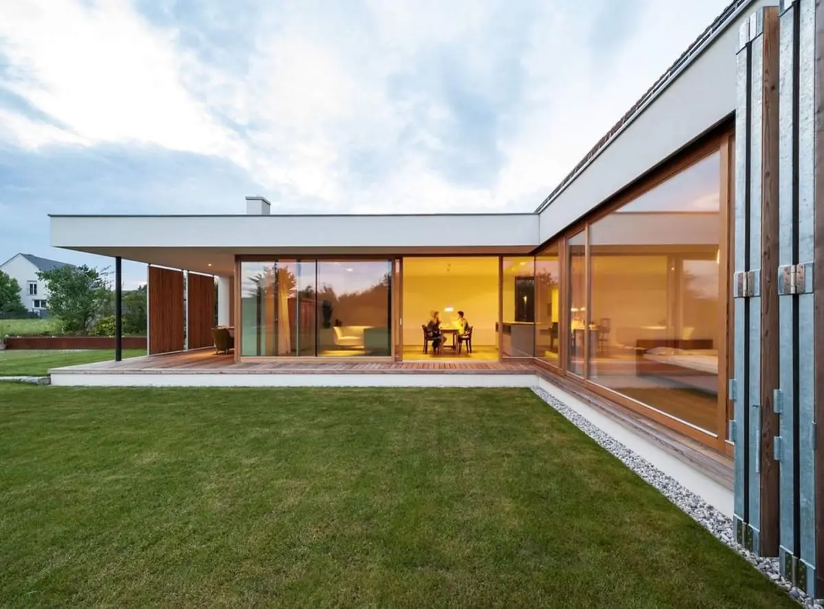 Nhà cấp 4 chữ L mái bằng sử dụng cửa kính khung nhôm giả gỗ