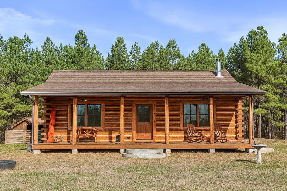 Nhà gỗ cấp 4 nông thôn có cửa kính lấy sáng