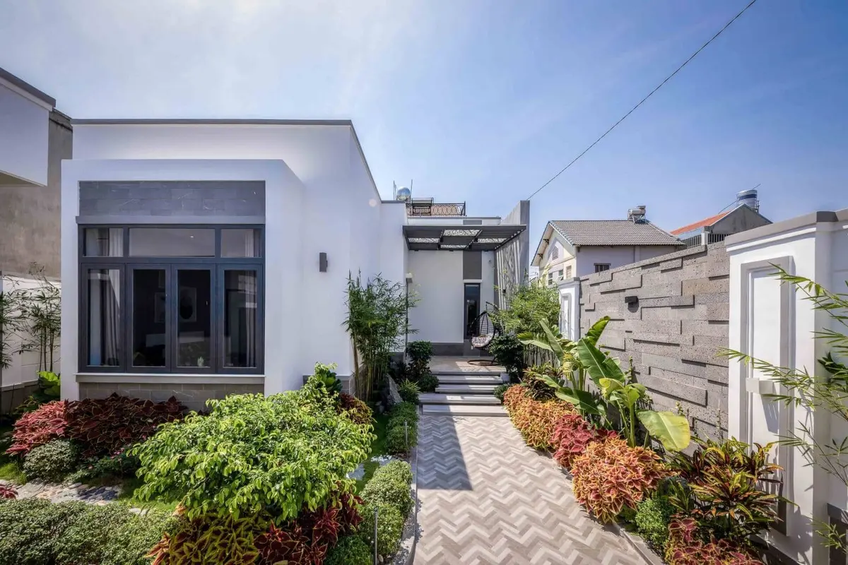 Nhà ống cấp 4 chữ L có sân vườn nhiều cây xanh