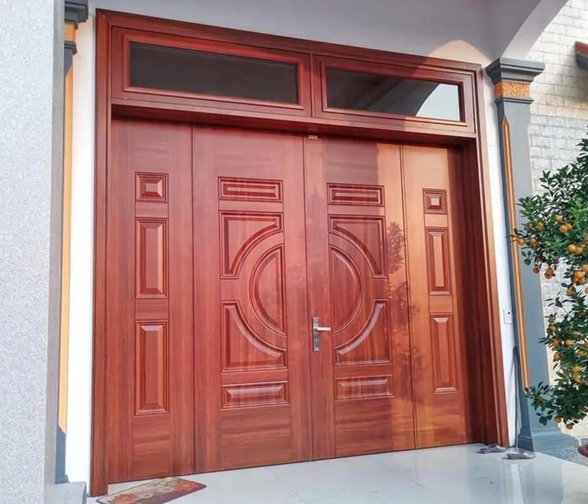 Độ dày khung cửa lớn hơn góp phần tăng vẻ bề thế và kiên cố cho ngôi nhà