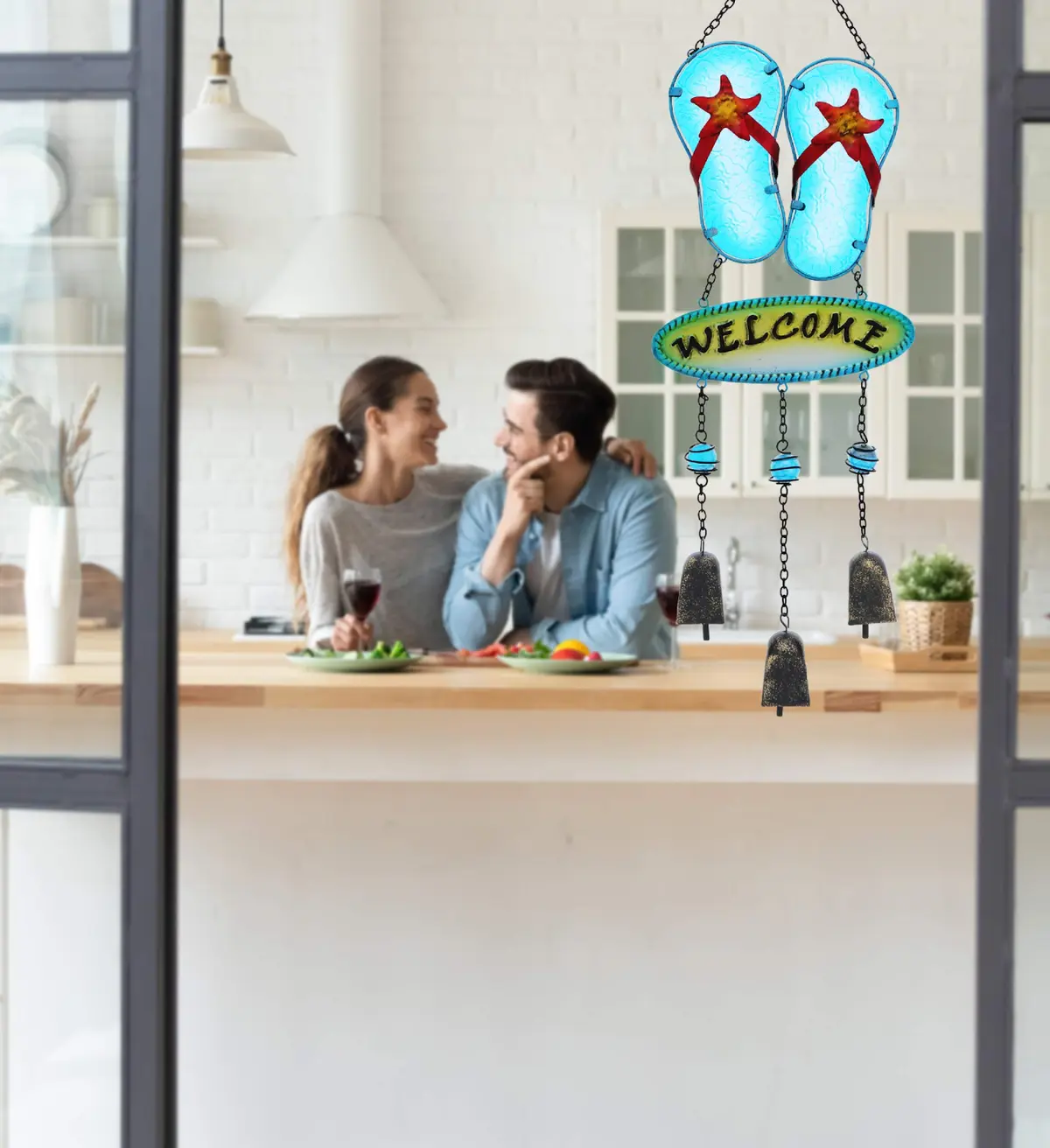 Bạn có thể treo một chiếc chuông gió ở cửa ra vào của bếp