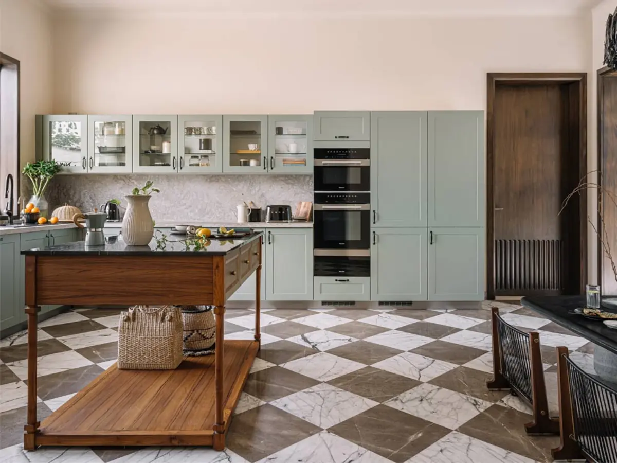 Bếp quay lưng lại với cửa chính tạo ra sự xung đột