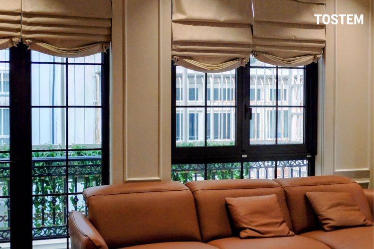 Cửa nhôm 2 cánh mở quay tạo điểm nhấn ấn tượng với nan nhôm trang trí