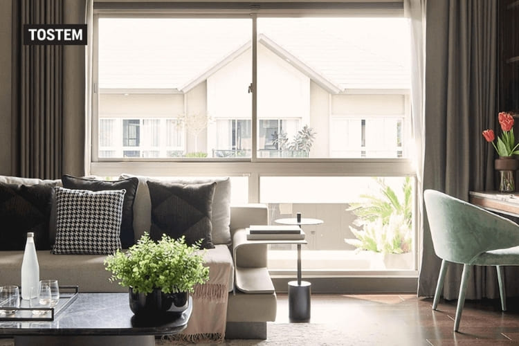 Mẫu cửa sổ trượt lùa phòng khách TOSTEM tối giản, cách âm hiệu quả