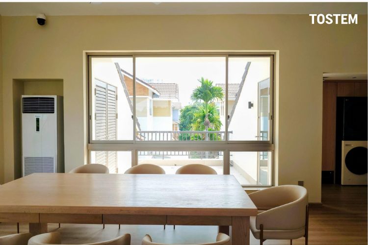 Thiết kế cửa sổ nhôm trượt lùa kết hợp vách cố định màu trắng tinh tế, phong cách hiện đại