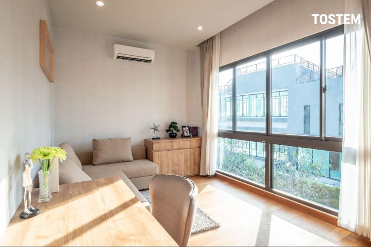 Mẫu cửa sổ nhôm kính mở trượt kết hợp vách cố định tối ưu khả năng đón sáng và thông gió cho căn hộ chung cư