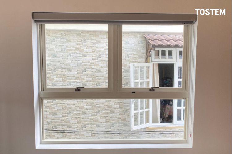 Mẫu cửa sổ mở hất kết hợp vách cố định đẹp, phong cách tối giản
