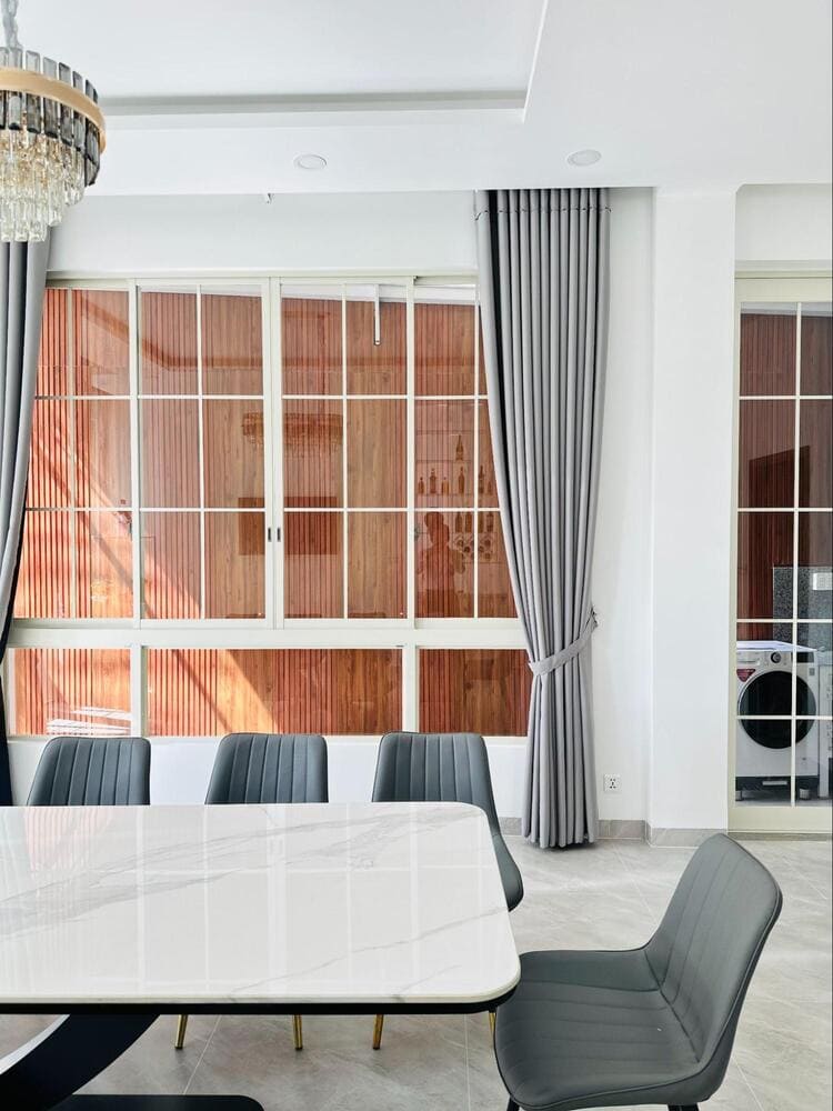 Mẫu cửa sổ sổ kết hợp mở quay, trượt lùa và vách cố định tinh tế, cực sang cho biệt thự