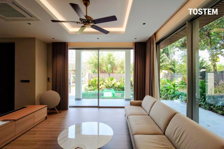 Thiết kế cửa nhôm phòng khách mở trượt TOSTEM hiện đại, tinh tế