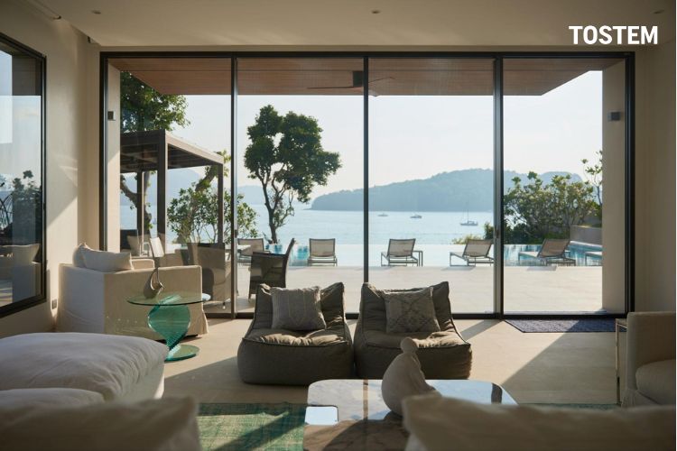 Mẫu cửa nhôm phòng khách 4 cánh mở rộng tầm nhìn đẹp mắt ra bên ngoài